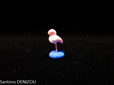 Flamant rose sur deux pattes