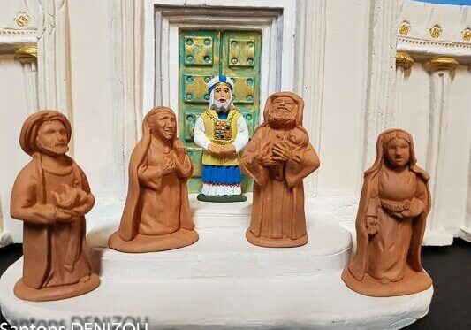 Jésus, Marie, Joseph, Siméon, Anne, et le Grand Prêtre devant la façade du grand Temple