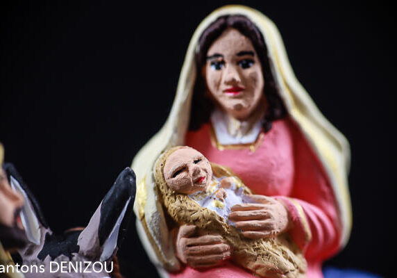Santons de 7cm en diorama représentant la fuite en Egypte